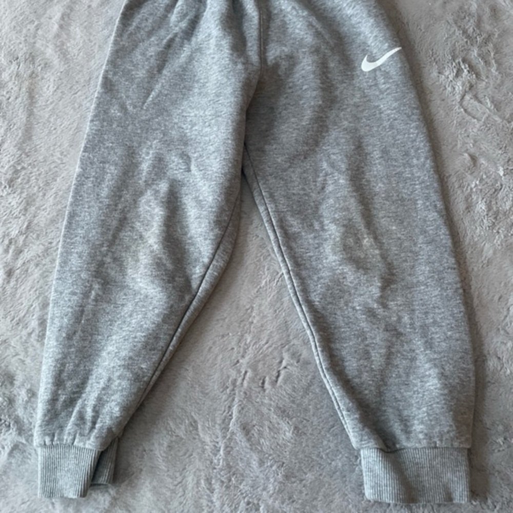 Nike Kids Gray Sweatpants size 5-6 years